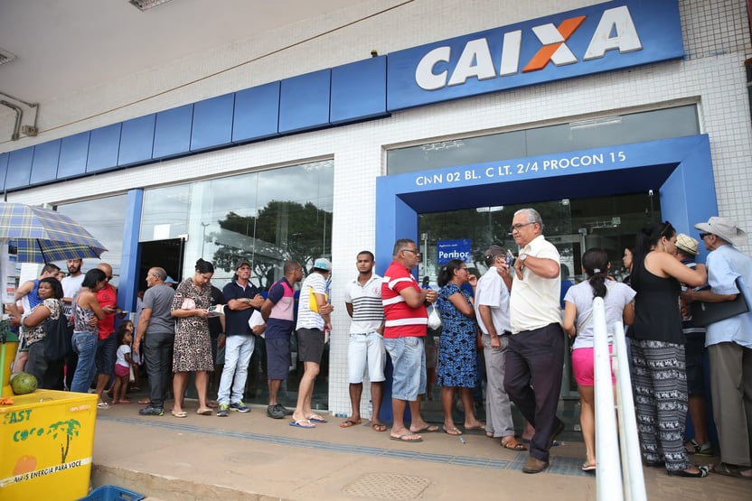 Demanda pelo Auxílio Brasil explode
