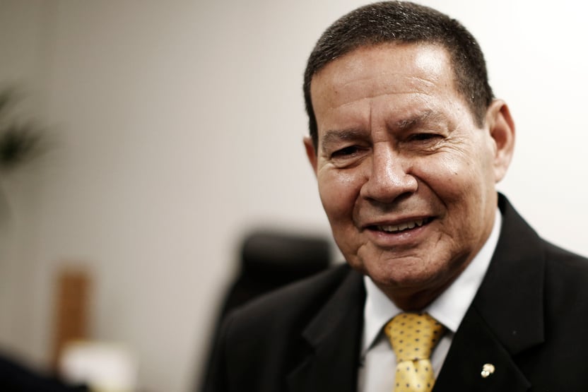 “Mourão é um oportunista que está muito bem guiado no marketing”