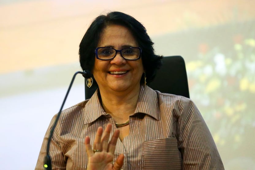Damares vai à CNBB apresentar projetos do governo