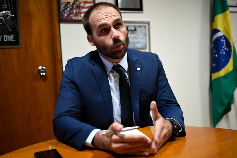 Bolsonaro: Pretendo beneficiar filho meu, sim’