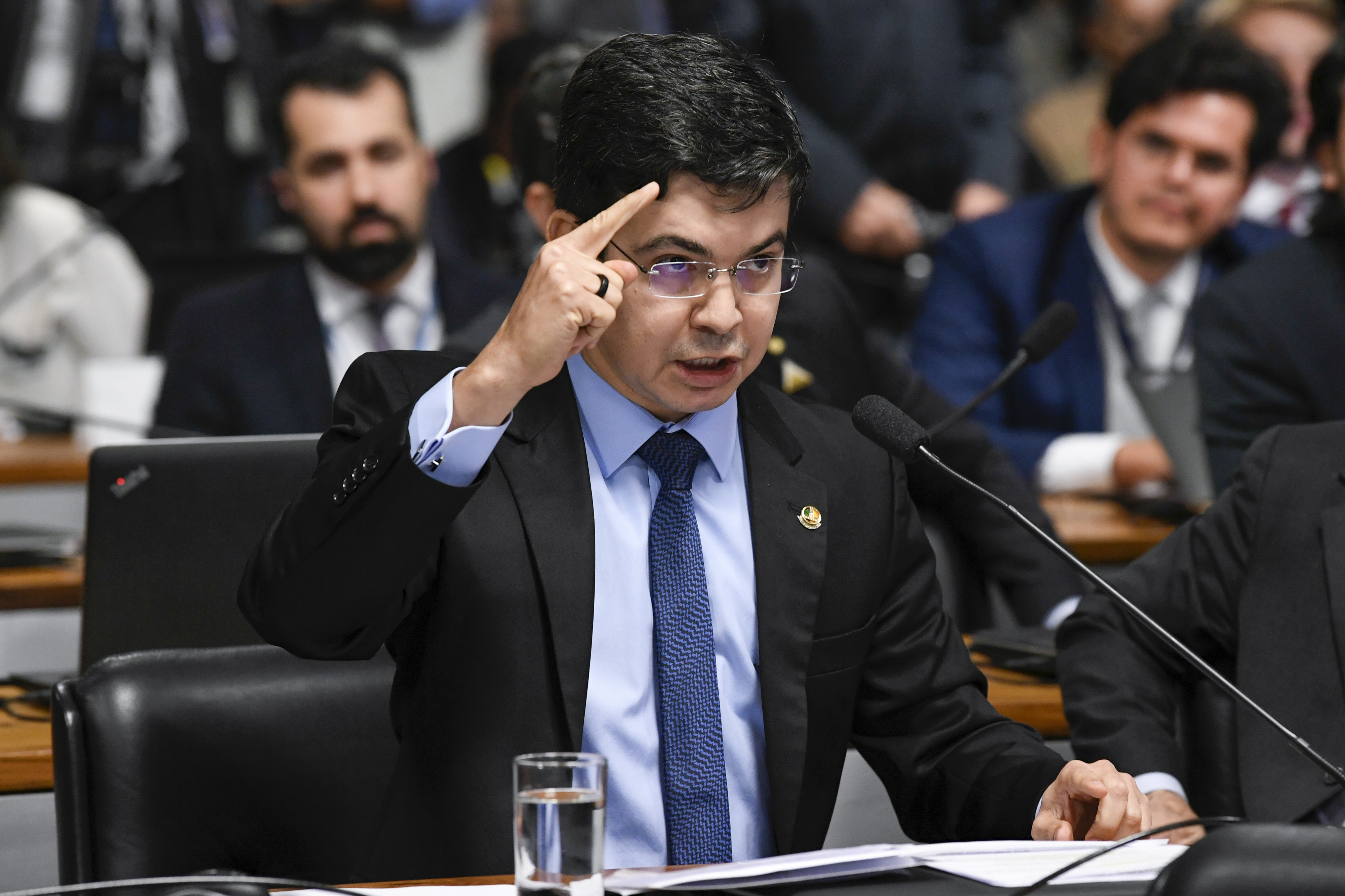 Randolfe chama Ricardo Salles de “canalha”