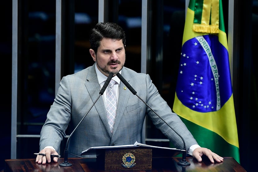 “Meu sobrenome é Do Val, não é Bolsonaro”