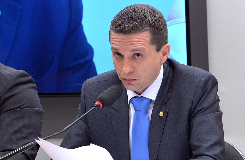 Deputado Tenta Obrigar Que Servidores E Agentes P blicos Se Vacinem O 