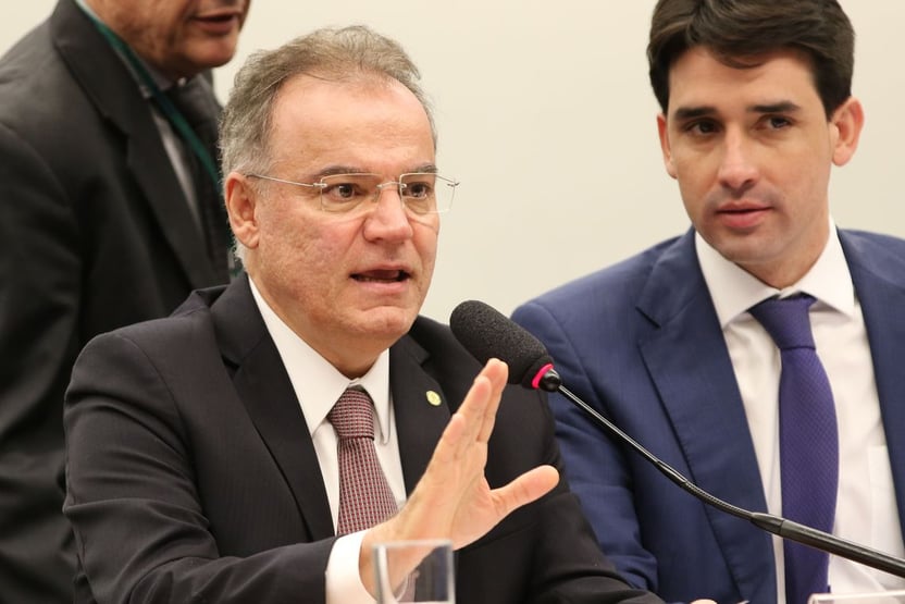 Deputado do PSDB avisa que vai desobedecer partido e votar contra golpe do fundão