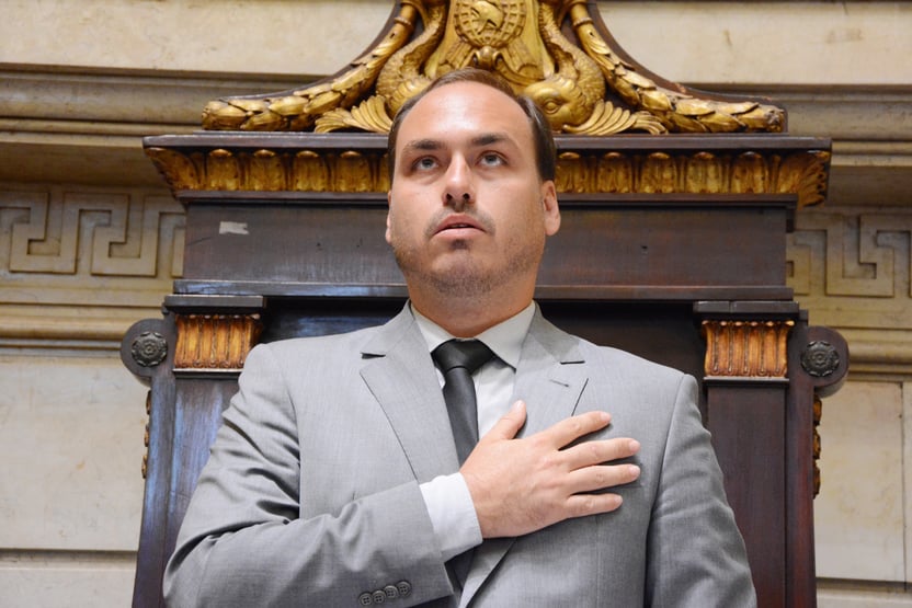 Carluxo diz (em carluxês) que Mandetta deveria ser preso