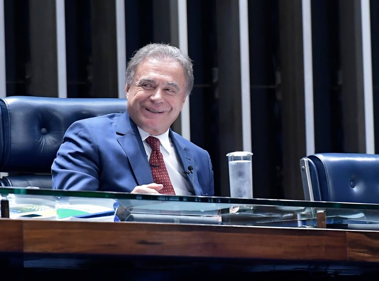 Alvaro Dias, sobre Bolsonaro: “Não é possível que o país aceite tamanha mediocridade”