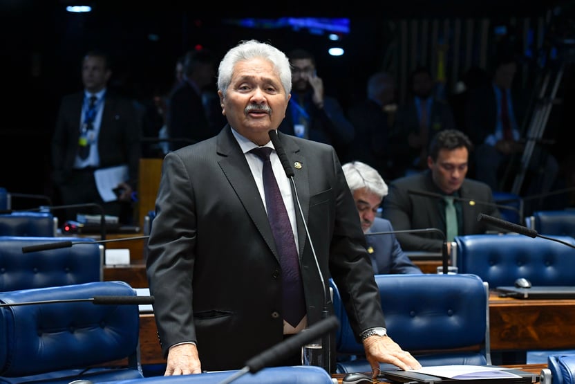 Nós pagamos os frutos do mar na chapa durante o recesso de Elmano