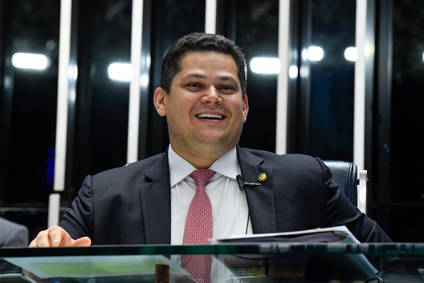Assessoria de Alcolumbre atualiza informação sobre uso de avião da FAB para Palmas