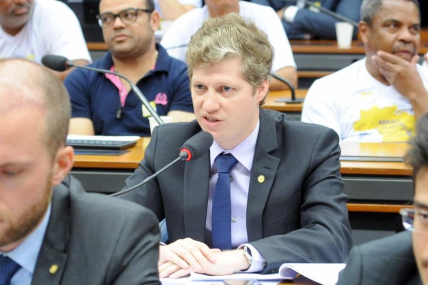 “Sofrido é quem está sem emprego”, diz deputado do Novo