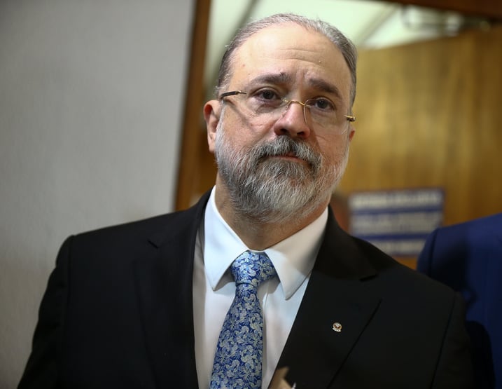 Aras recebe relatório final da CPI do BNDES
