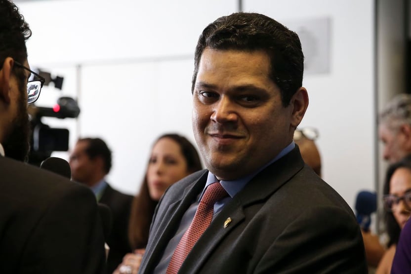 Alcolumbre quer debater financiamento privado