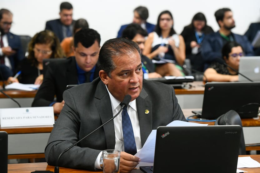 Líder do governo no Congresso faz campanha por Vitor Hugo no MEC