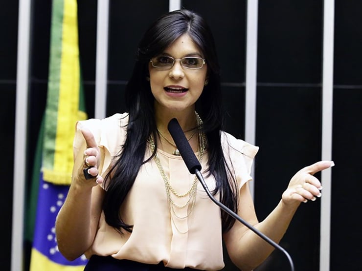 Deputada se diz “amplamente ameaçada” após postagem de Eduardo Bolsonaro
