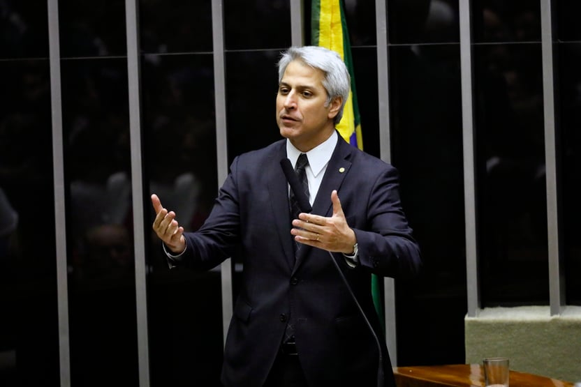 Molon anuncia que mantém candidatura ao Senado
