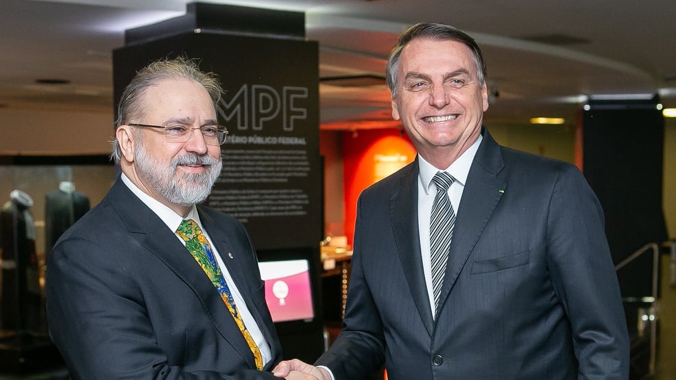 Bolsonaro promete (ao vivo) vaga no STF para PGR que o investiga por ingerência na PF