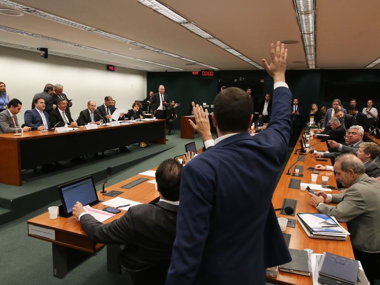 Comissão de Orçamento adia votação de crédito extraordinário para militares e plano agrícola