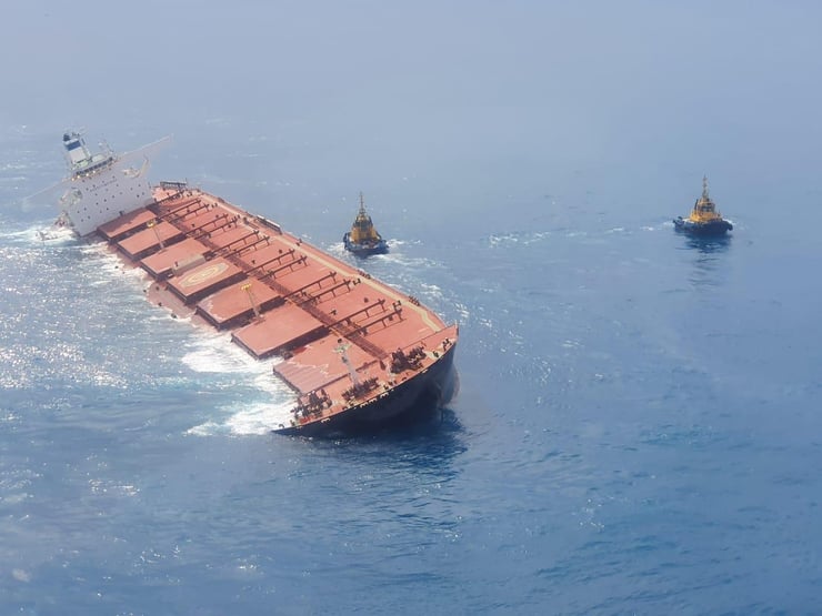 Marinha descarta vazamento de óleo e minério em navio encalhado no MA