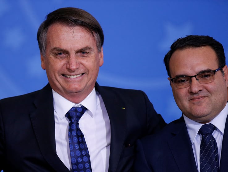 Agora ministro do TCU, Jorge Oliveira não desgruda do governo