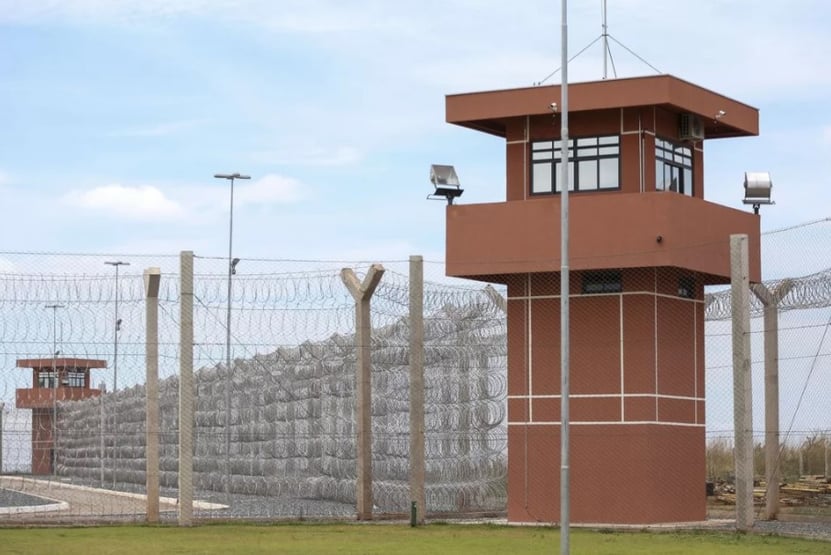 Governo Bolsonaro remove referência a relação homoafaetiva em norma sobre visita em presídios