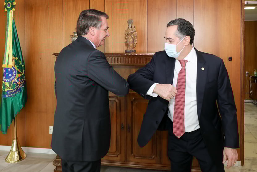 Barroso diz que TSE vai examinar as provas sobre Bolsonaro e “fazer o que é certo fazer”