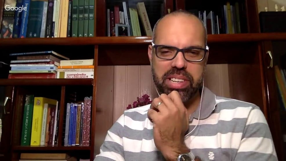 Urgente: Moraes determina prisão preventiva de Allan dos Santos e extradição