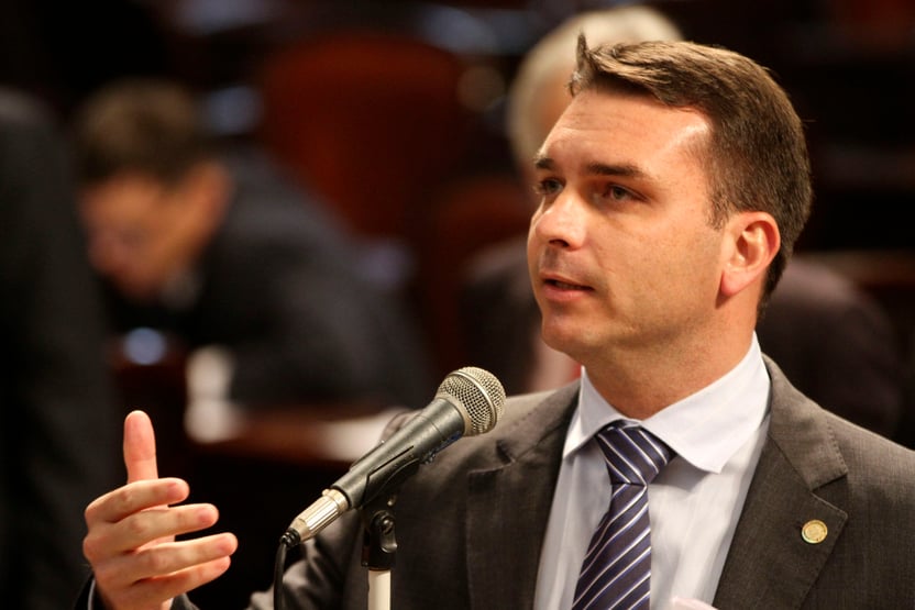 Flávio Bolsonaro pede ao STF para manter foro privilegiado no caso da rachadinha