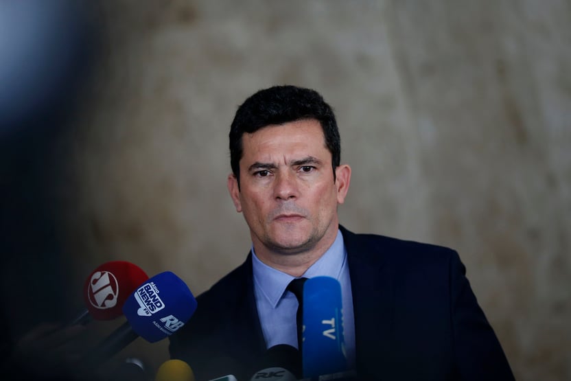 Moro reproduz tuíte de Santos Cruz sobre vergonha de Bolsonaro