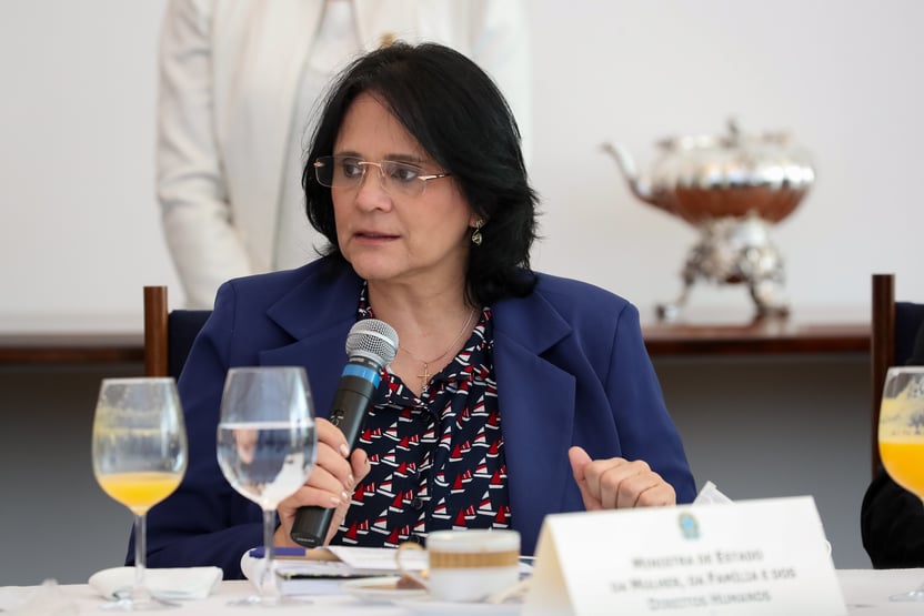 Bolsonaro recua e defende que Damares dispute o Senado pelo Amapá