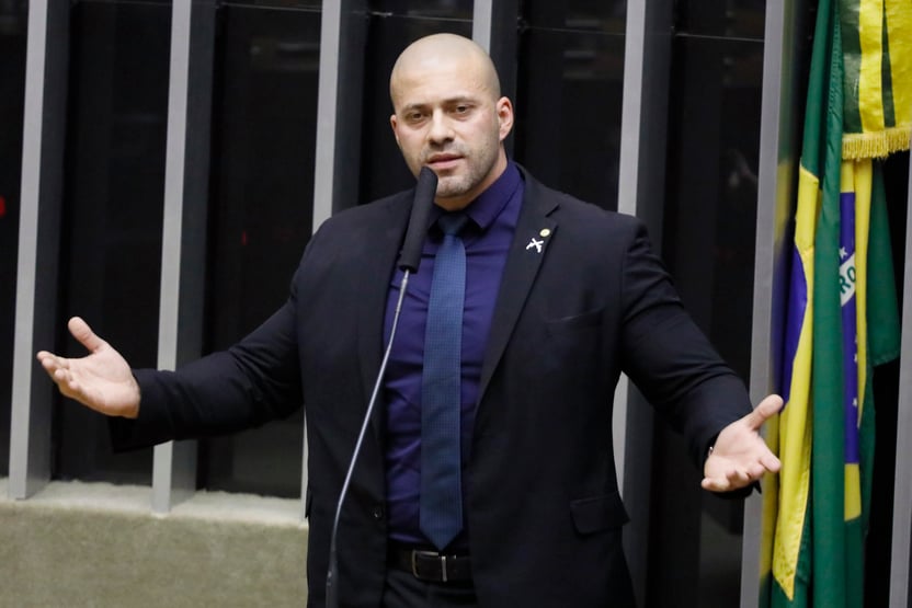URGENTE: JUIZ AUXILIAR DO STF MANTÉM SILVEIRA PRESO