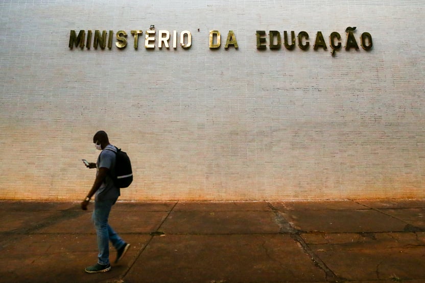 MEC cortou pela metade verba para divulgar Enem; total de inscritos é o menor em 16 anos