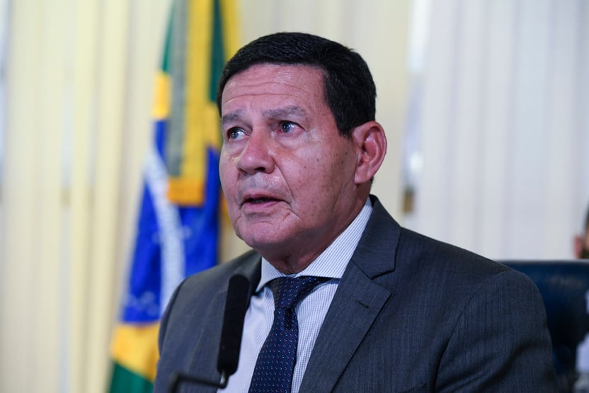 Pazuello não pode se furtar a comparecer à CPI, diz Mourão