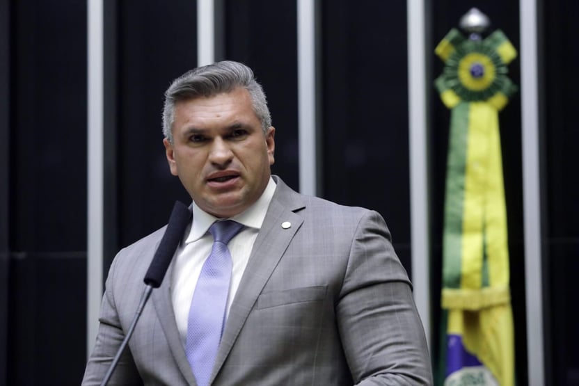 Recondução de Aras foi “um soco no estômago”, diz Julian Lemos