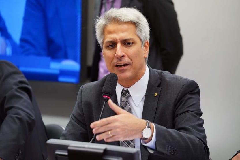 PSB e PT divergem sobre candidaturas de Molon e Ceciliano ao Senado