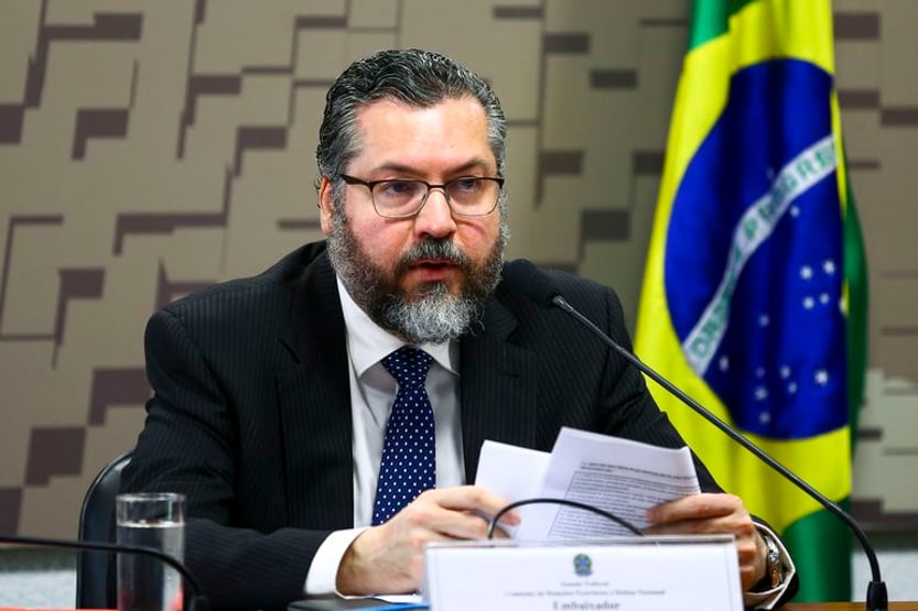 Muitas raízes da cristofobia estão dentro da própria cristandade, diz Ernesto Araújo