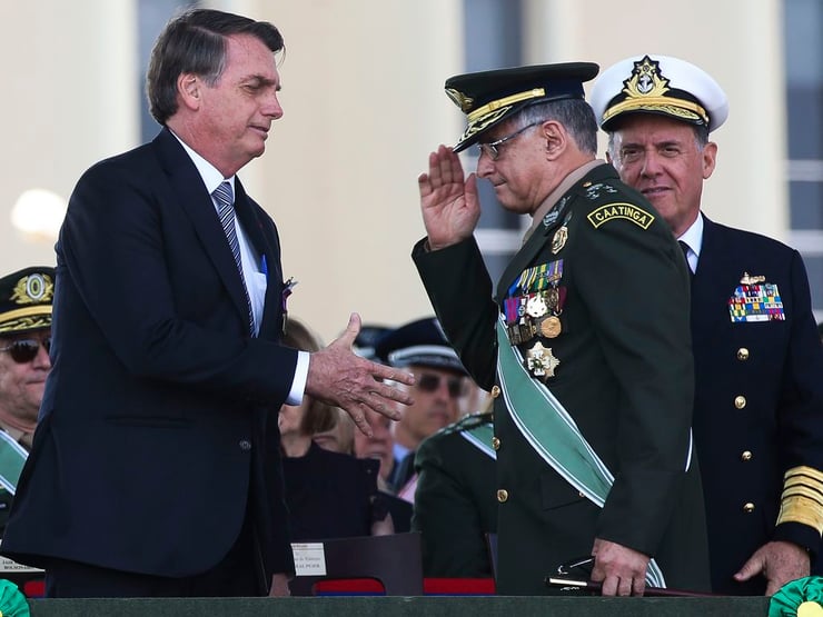 Cúpula das Forças Armadas também avalia entregar cargos ao governo