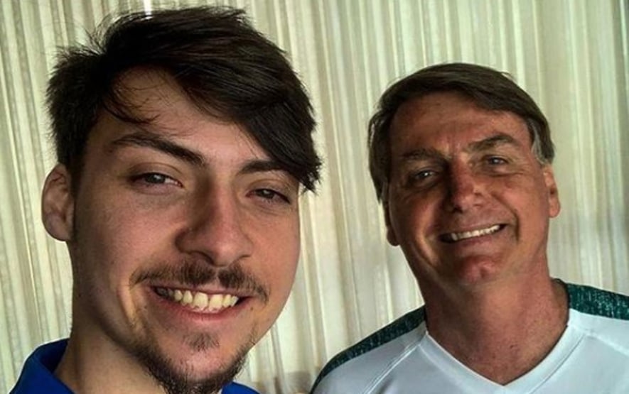 Empresa contratada por Bolsonaro faz servicinho para filho de Bolsonaro