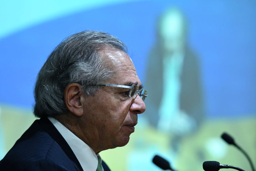 Bolsonaro pede a Guedes minuta de MP para recriar Ministério do Trabalho