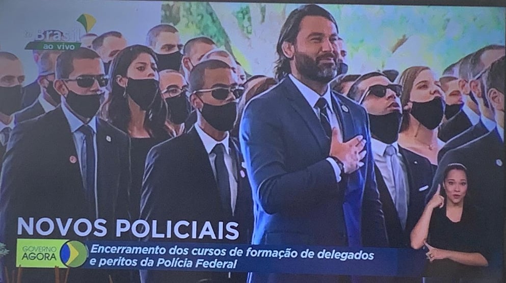 A obrigação de Bolsonaro e a pose de Léo Índio