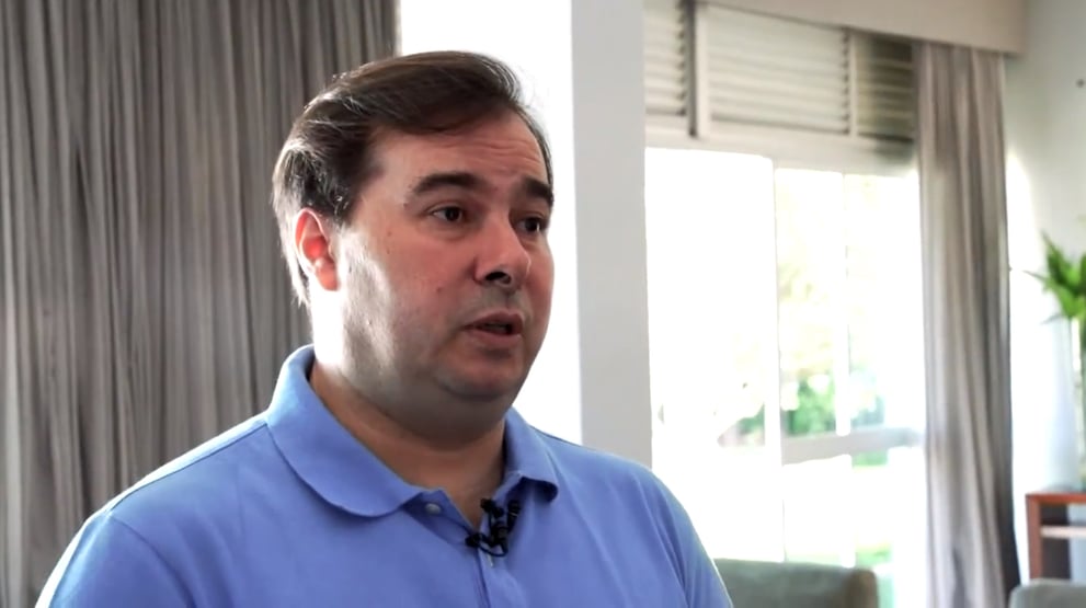 Rodrigo Maia diz ter desistido de disputar eleição