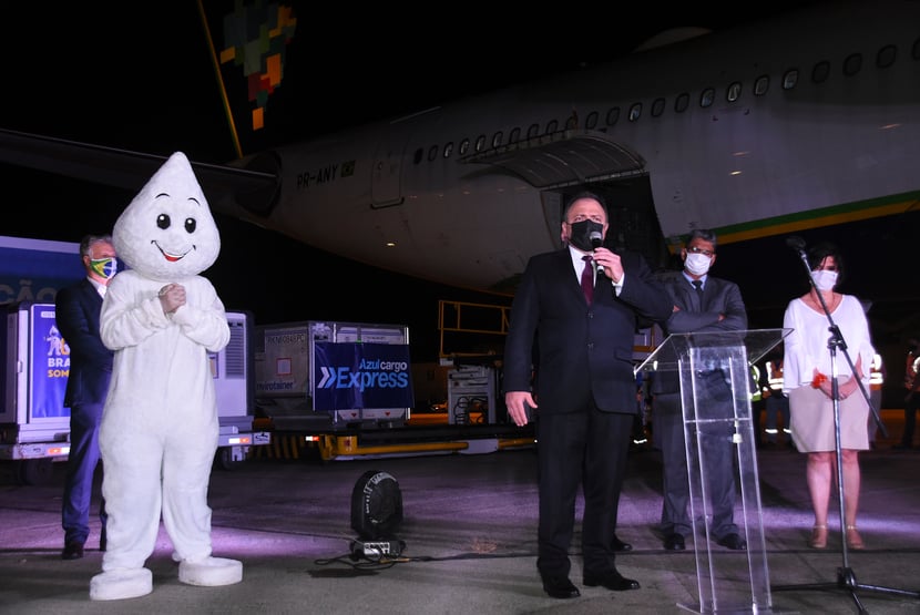 Pazuello quer tirar as vacinas de Doria