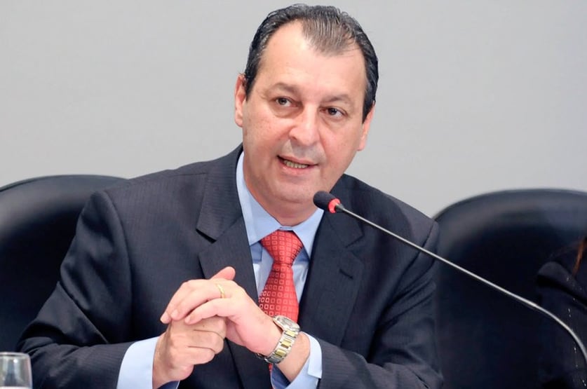 Governo tenta emplacar Omar Aziz no comando da CPI da Covid
