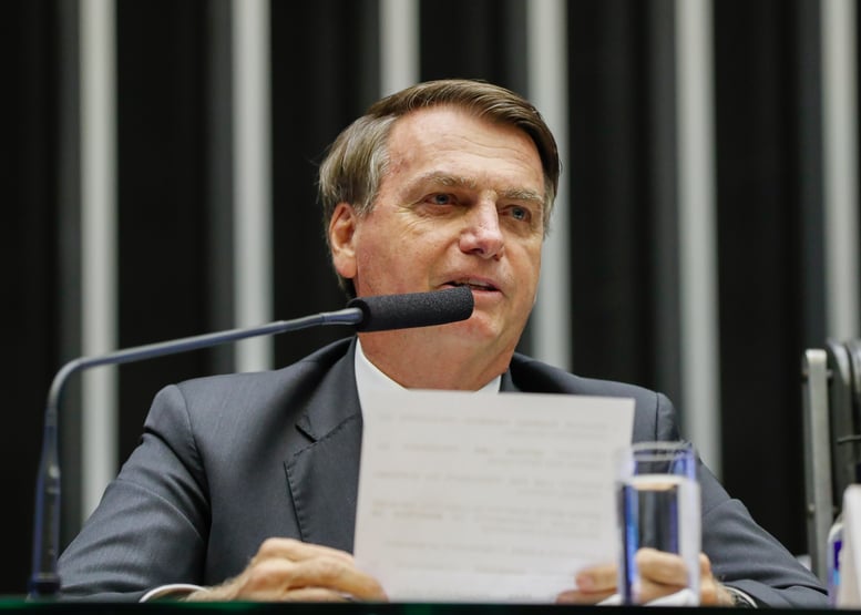 Sem partido, Bolsonaro diz que “namora” com Patriota