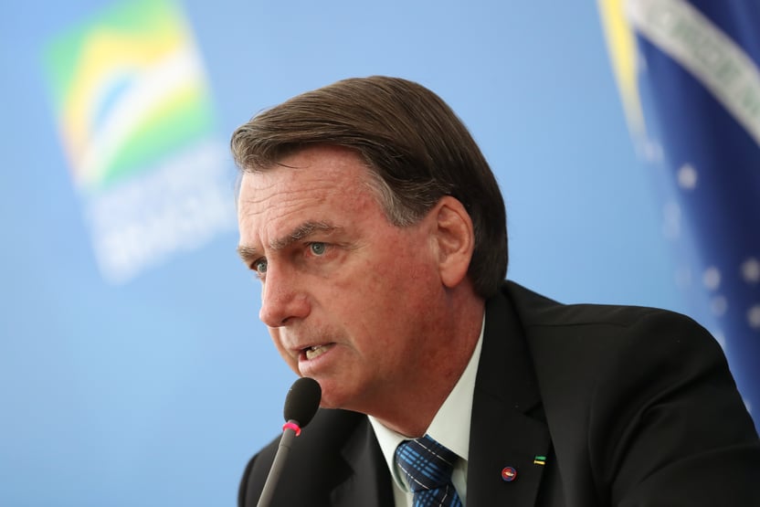 STJ mantém inquérito sobre outdoor que compara Bolsonaro a pequi roído