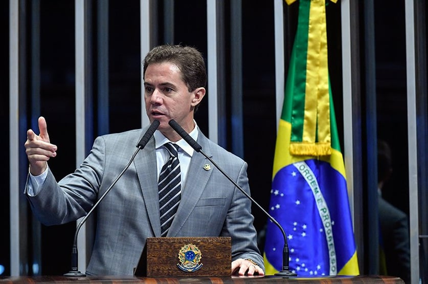 Veneziano, do MDB, pede votos para ser o número 2 do Senado
