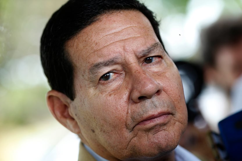 Mourão chega a Brasília no início da noite
