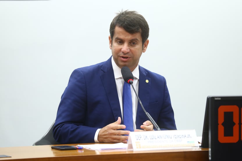 Presidente de comissão da Câmara quer ouvir Queiroga sobre vacinação infantil