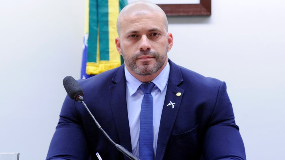 Daniel Silveira fica próximo do PL, mas falta resolver “questão Romário”