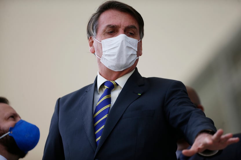 Bolsonaro faz piada racista sobre cabelo de apoiador: ó, o criador de barata aí