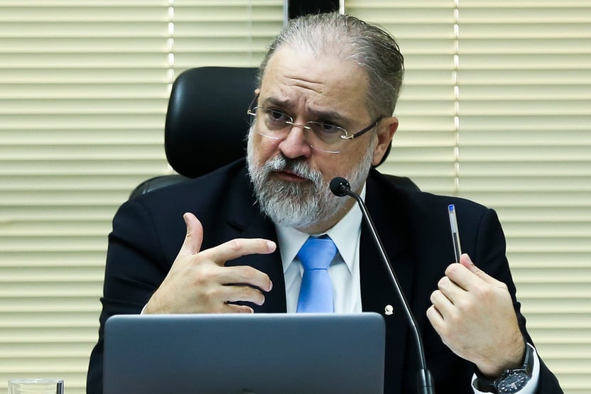 Aras defende que STF rejeite ação de Bolsonaro contra medidas restritivas nos estados