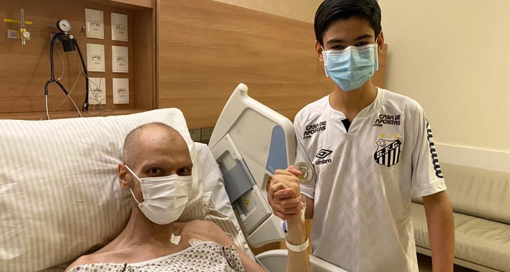Covas posta foto com filho em hospital: mais uma batalha vencida